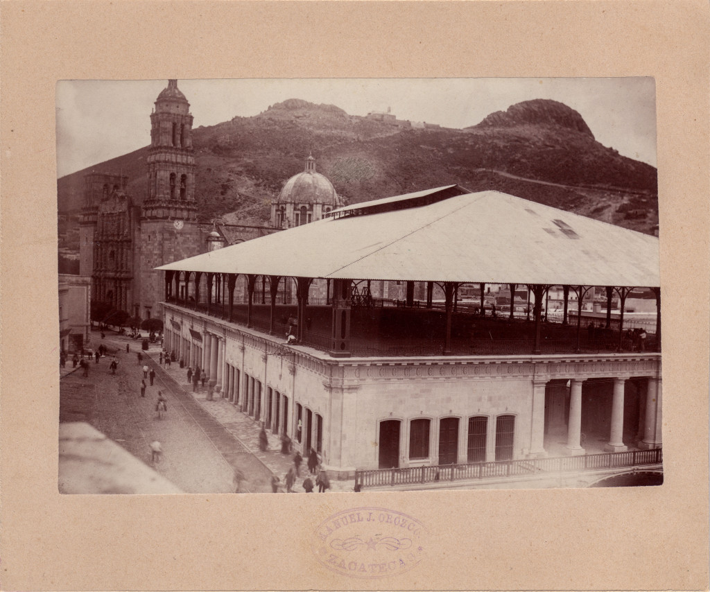 La Colección de las Señoritas Ruisecco, primera en integrarse a la Fototeca de Zacatecas, reúne cerca de 107 fotografías (1895–1955) que documentan la vida cotidiana, los espacios urbanos y las transformaciones sociales de Zacatecas y Guadalupe. Predominan escenas espontáneas de familias, retratos y usos del espacio público, con una mirada íntima y no profesional. Más allá de su valor estético, constituye una memoria visual afectiva que, al hacerse pública, enriquece la comprensión del contexto histórico, cultural y social de la región en un periodo de cambio.