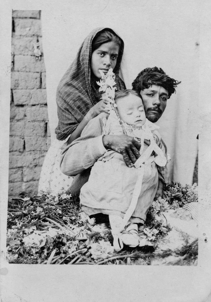 La Colección Angelitos reúne 17 fotografías (1910–1930) que documentan la tradición funeraria infantil en México, donde los niños fallecidos eran representados como “angelitos”. Las imágenes, cargadas de simbolismo religioso, muestran al niño como dormido, suavizando la noción de muerte y funcionando como consuelo espiritual y memoria familiar. Más allá de su valor estético, constituyen un testimonio histórico y cultural sobre creencias, rituales y prácticas sociales, ofreciendo una mirada íntima al duelo y a la resignificación de la pérdida en la sociedad zacatecana.