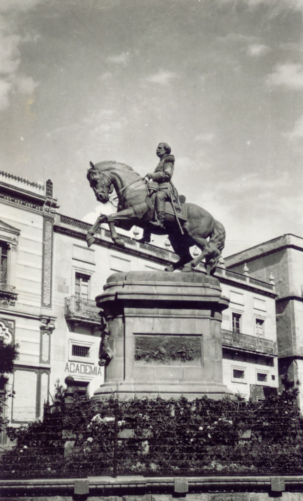 La Colección Armando Perales reúne 1,541 fotografías (1865–2000) que documentan la evolución histórica de Zacatecas, principalmente de su capital. Integrada por el coleccionista Armando Perales, preserva imágenes de archivos dispersos, publicaciones y acervos particulares. Incluye retratos, vida cotidiana, paisajes y arquitectura, reflejando la transformación urbana y social a lo largo de más de un siglo. Por su amplitud temática y cronológica, constituye un fondo esencial para la investigación y comprensión de la memoria visual, cultural e histórica de Zacatecas.
