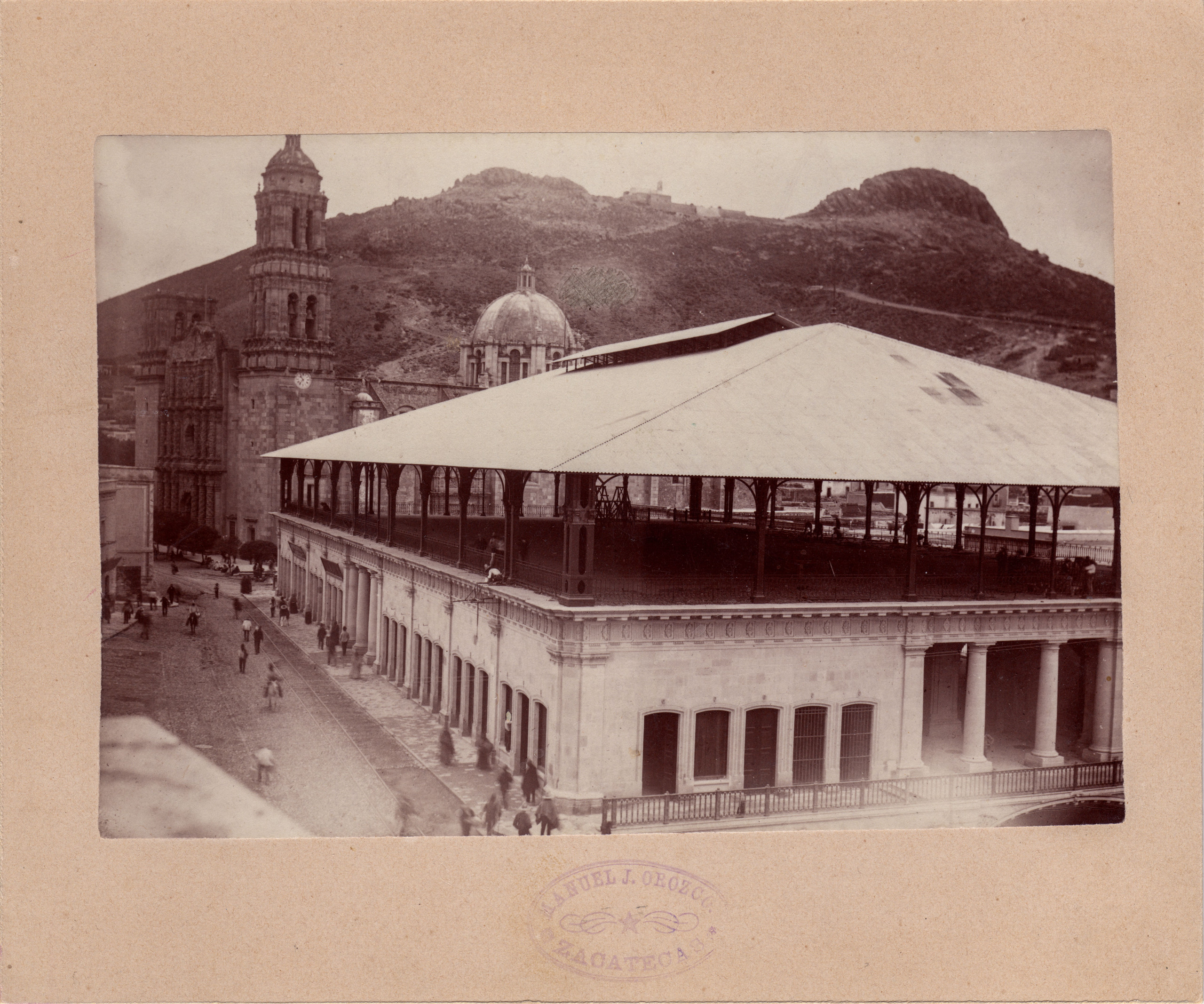 Mercado González Ortega y entorno urbano con Catedral y Cerro de la Bufa, finales del siglo XIX