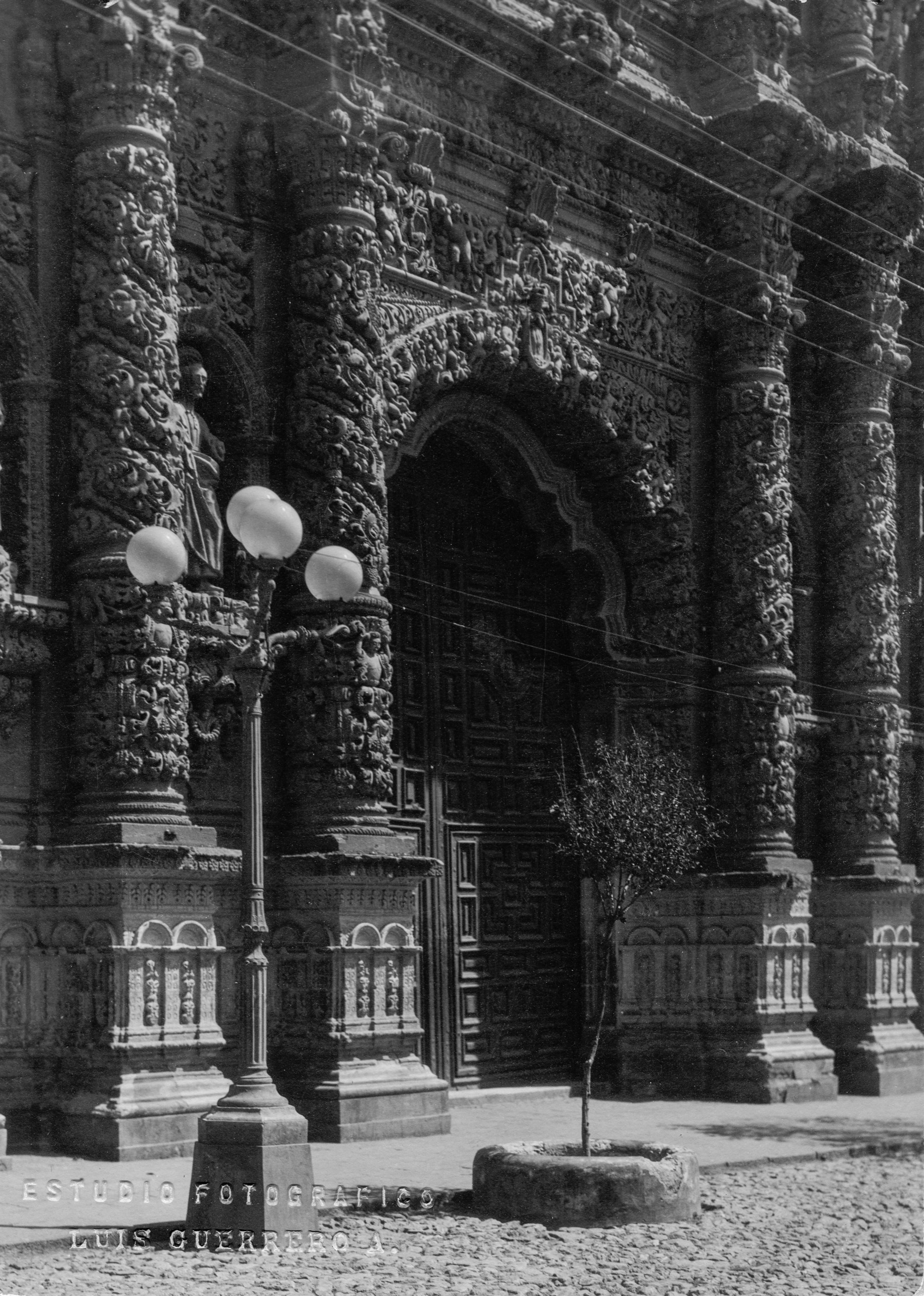 Portada principal de la Catedral Basílica, mediados de la década de 1920