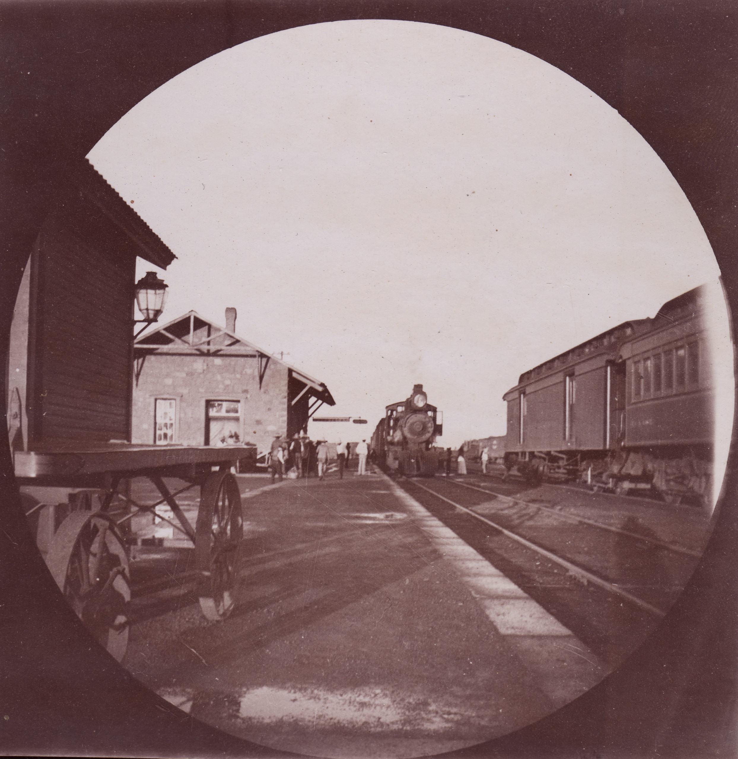 Estación del ferrocarril con locomotora y andenes, 27 de mayo de 1897