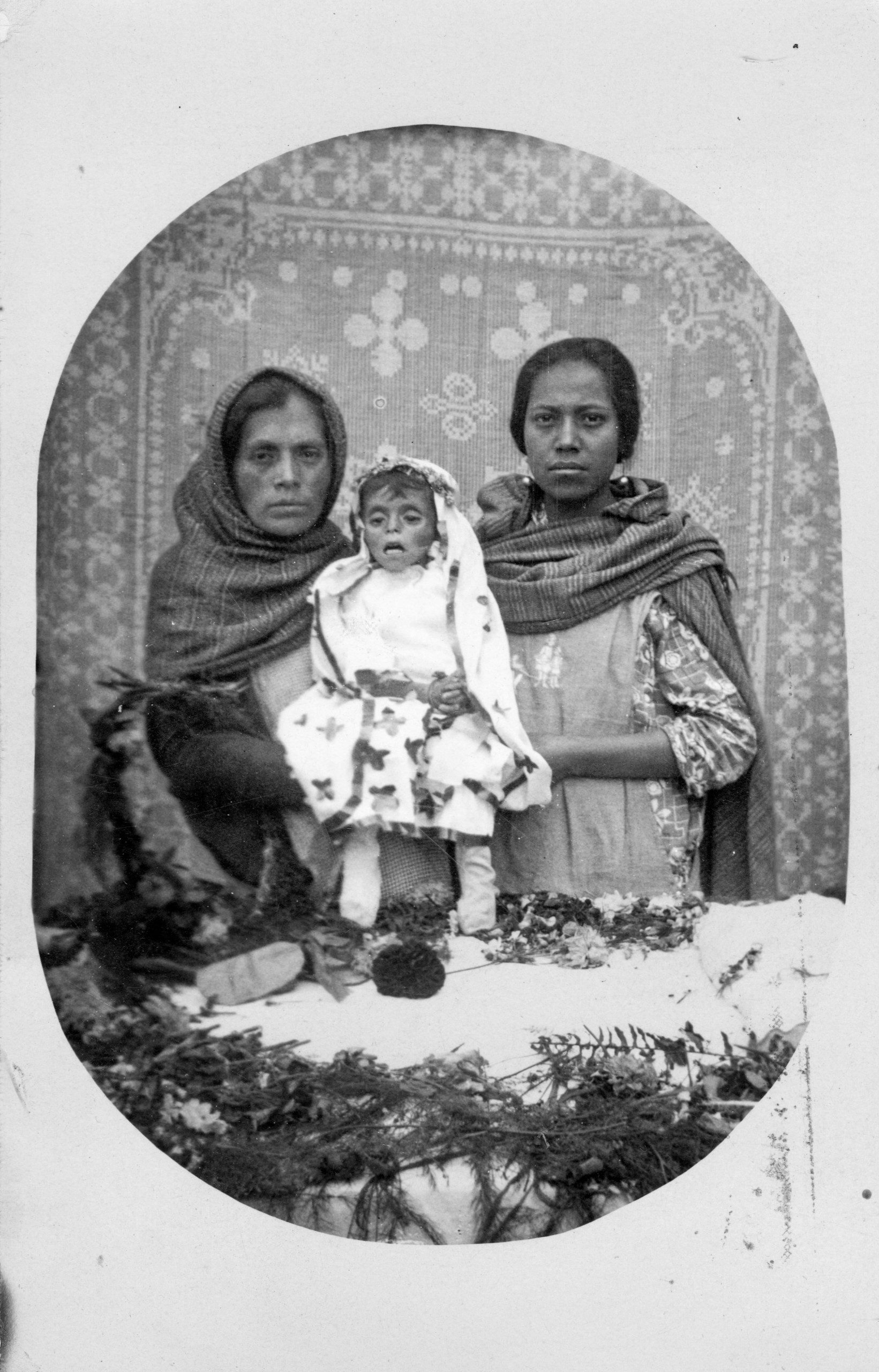 Retrato post mortem infantil con mujeres acompañantes