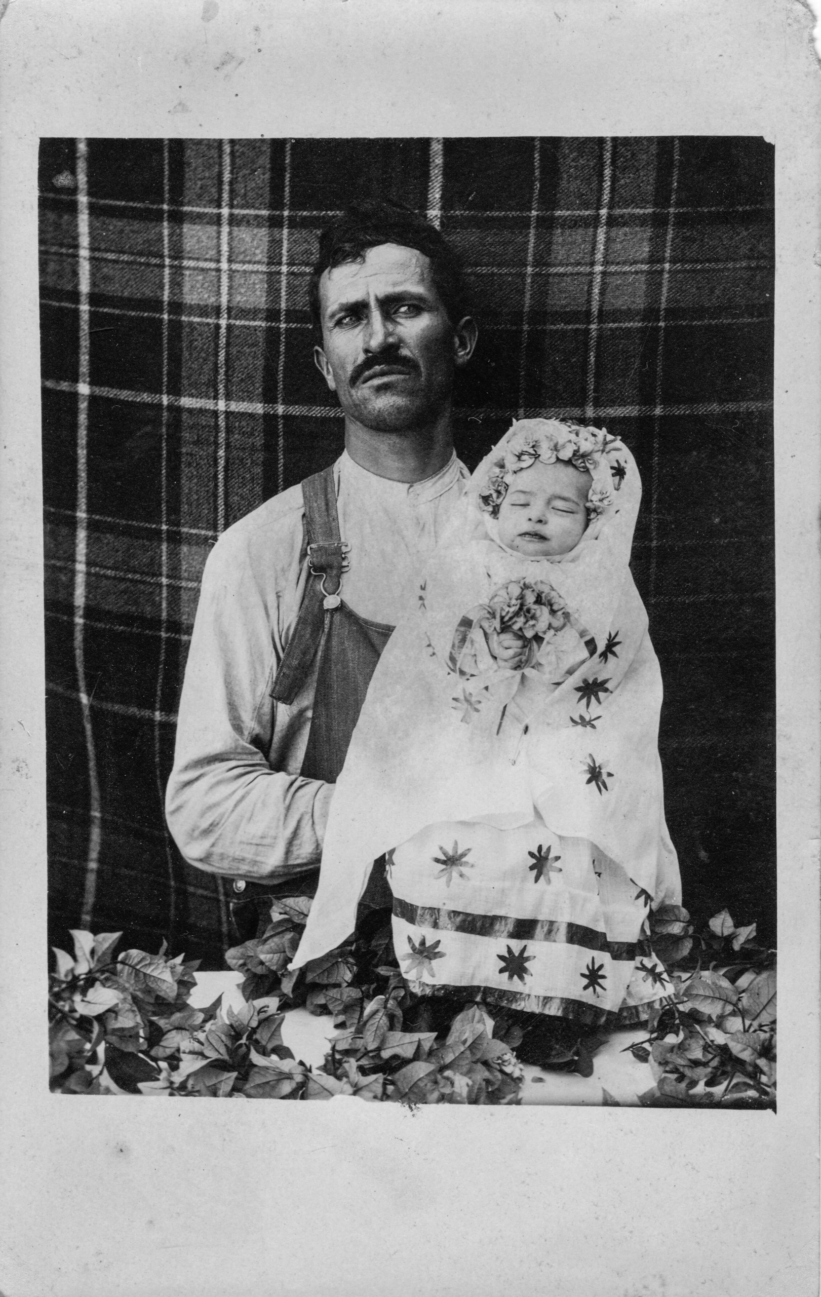Retrato post mortem infantil sostenido por hombre adulto