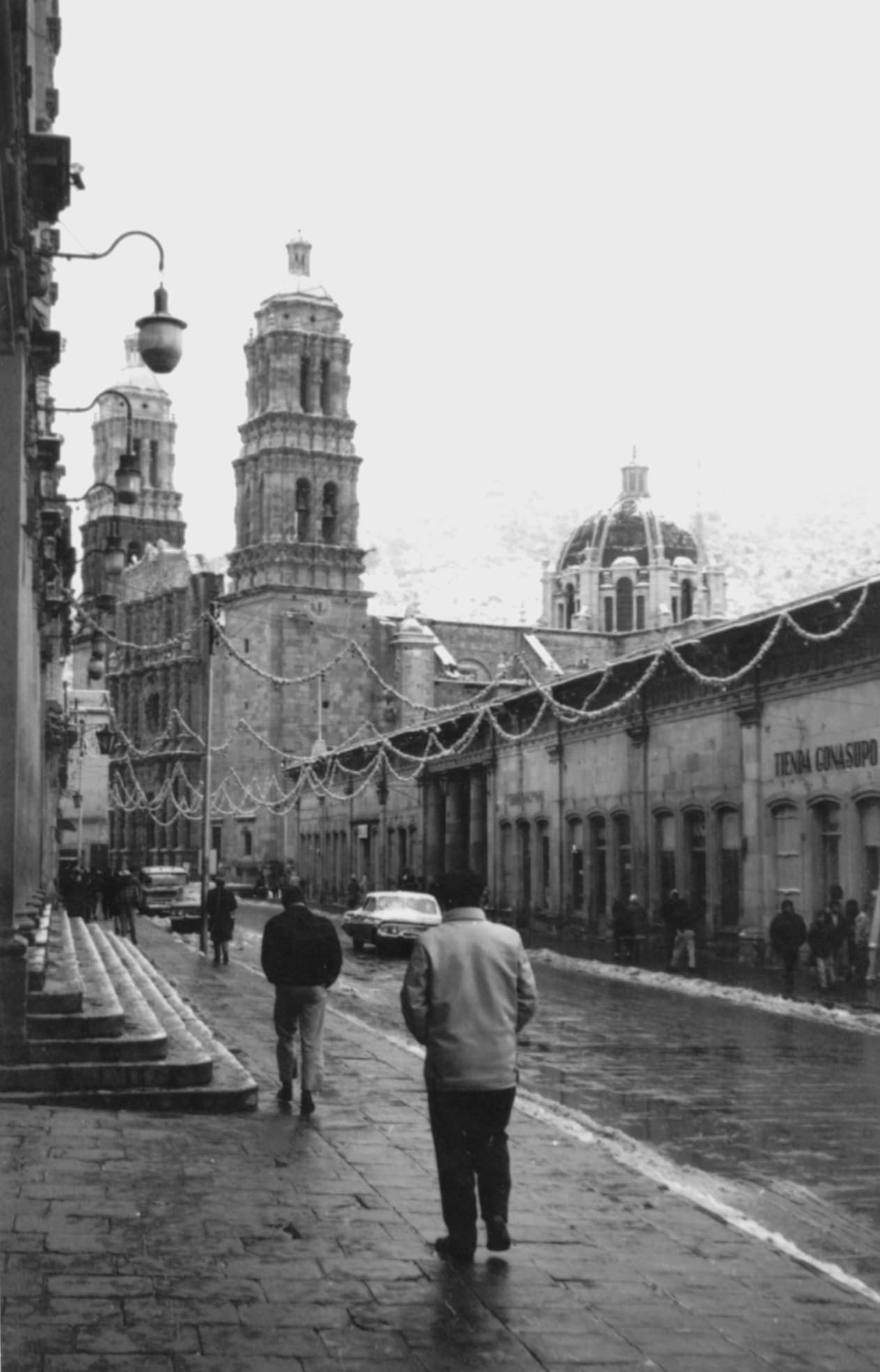 Avenida Hidalgo y Catedral Basílica durante nevada del 9 de enero de 1967