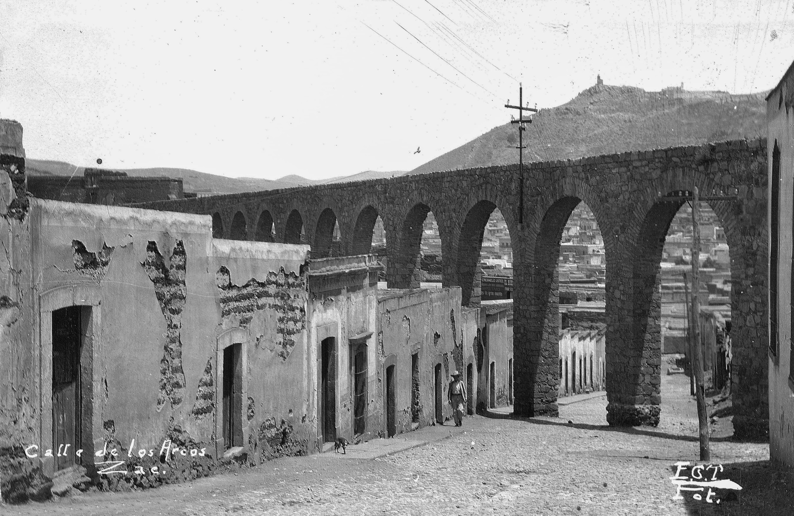 Calle de Los Arcos con acueducto y Cerro de la Bufa, hacia 1920