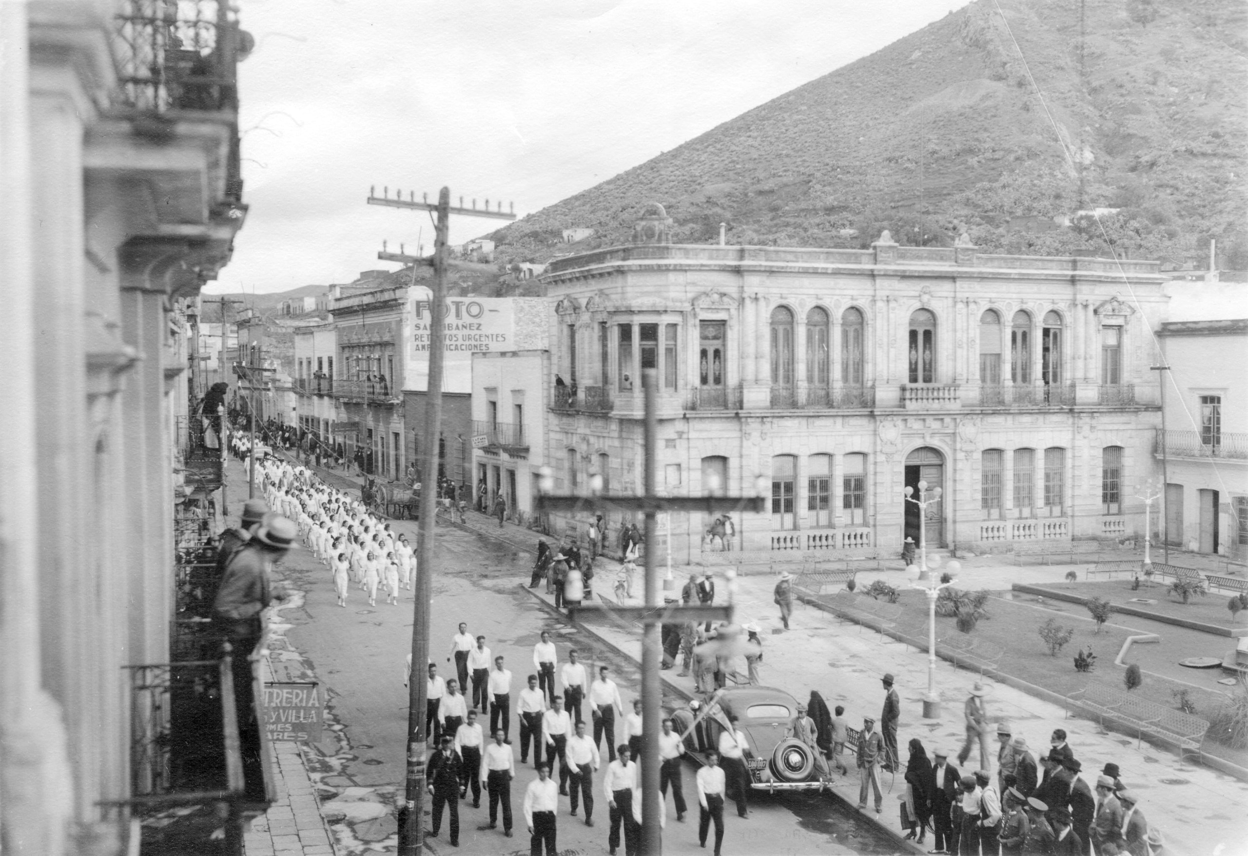 Desfile cívico en Plaza de Armas visto desde edificio La Mala Noche, década de 1930