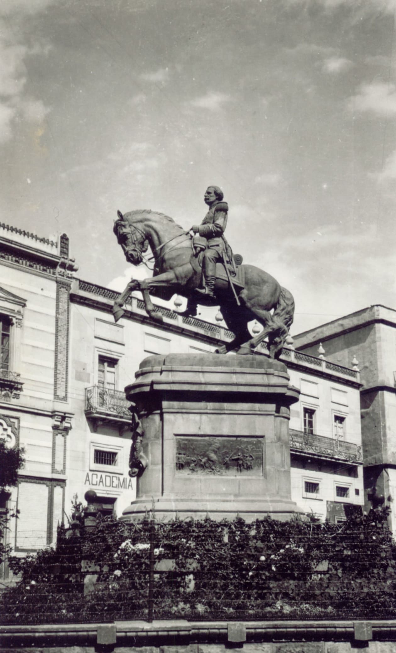 Monumento ecuestre a Jesús González Ortega en calle Tacuba, inaugurado en 1898