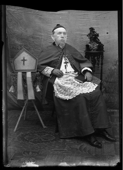 Retrato de dignatario eclesiástico en estudio, finales del siglo XIX