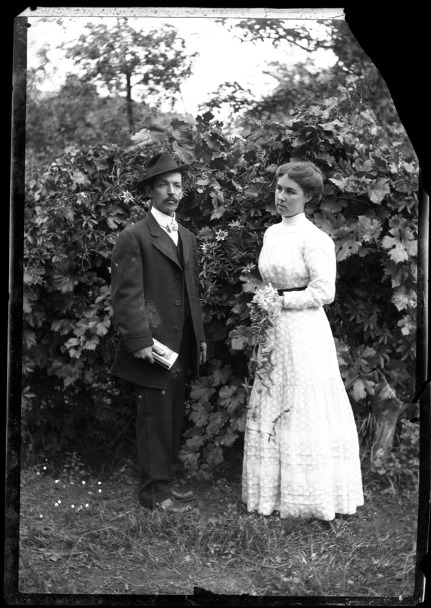 Retrato de pareja en exteriores con fondo vegetal, finales del siglo XIX
