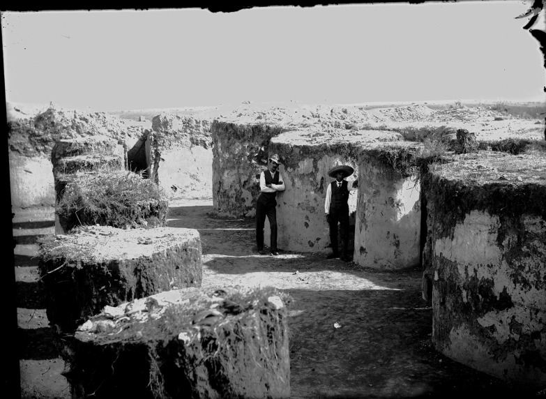 Manuel Gamio en ruinas de Altavista, Chalchihuites, siglo XX