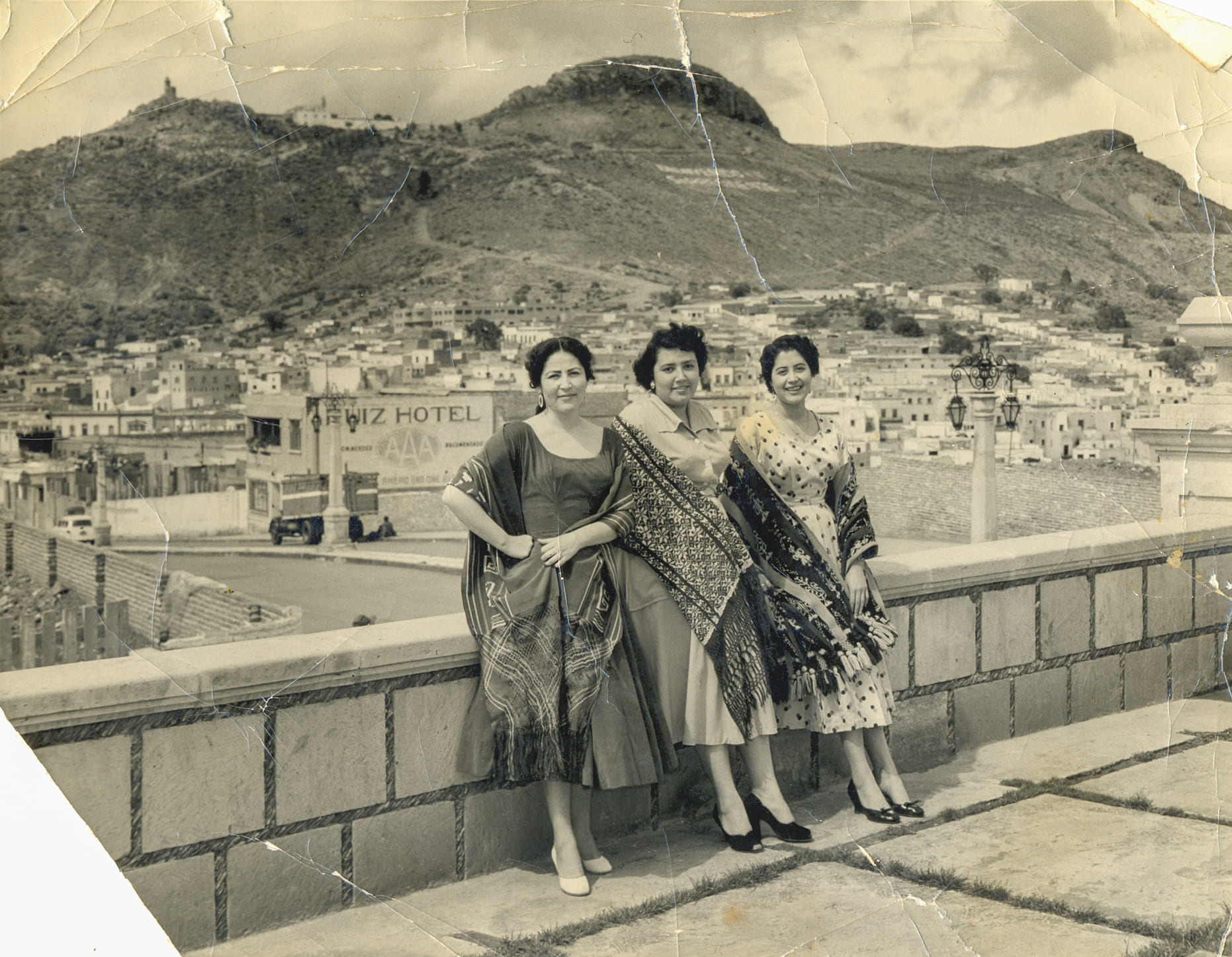 Retrato de tres mujeres con Cerro de la Bufa y ciudad al fondo, mediados del siglo XX