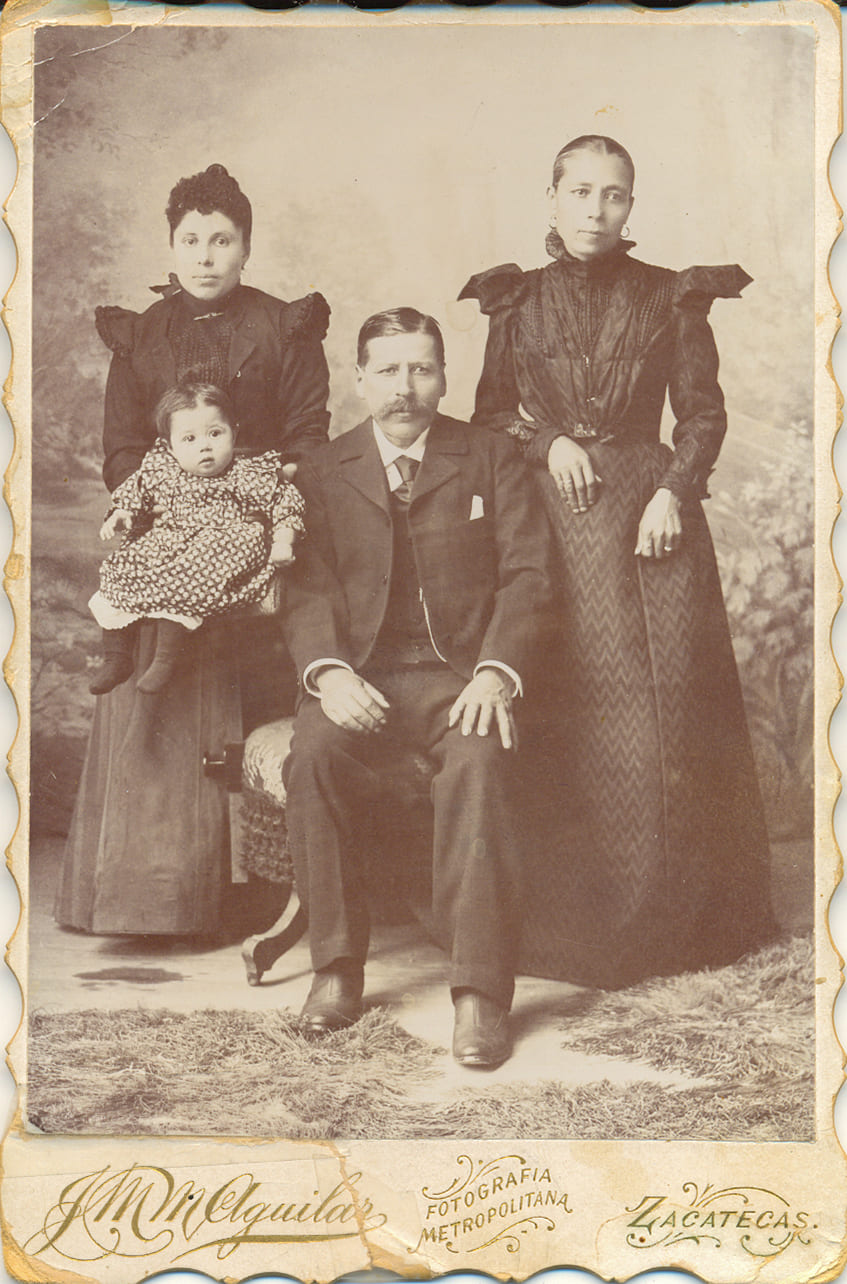 Retrato de familia en Estudio Fotografía Metropolitana, finales del siglo XIX