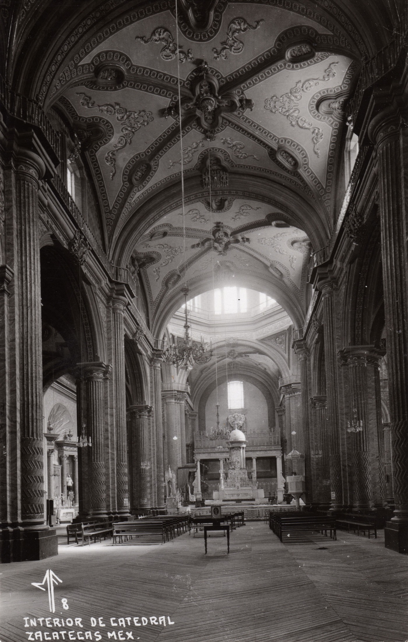 Interior de la Catedral de Zacatecas con altar mayor y nave central