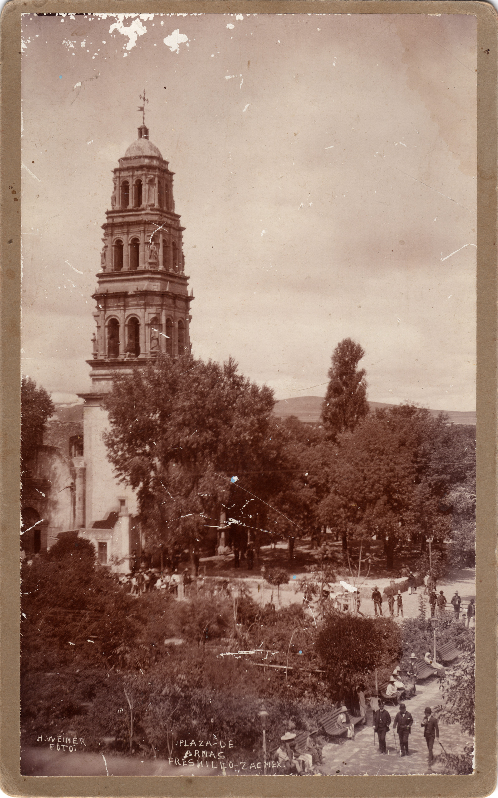 Plaza de Armas de Fresnillo con Parroquia de la Purificación, finales del Porfiriato