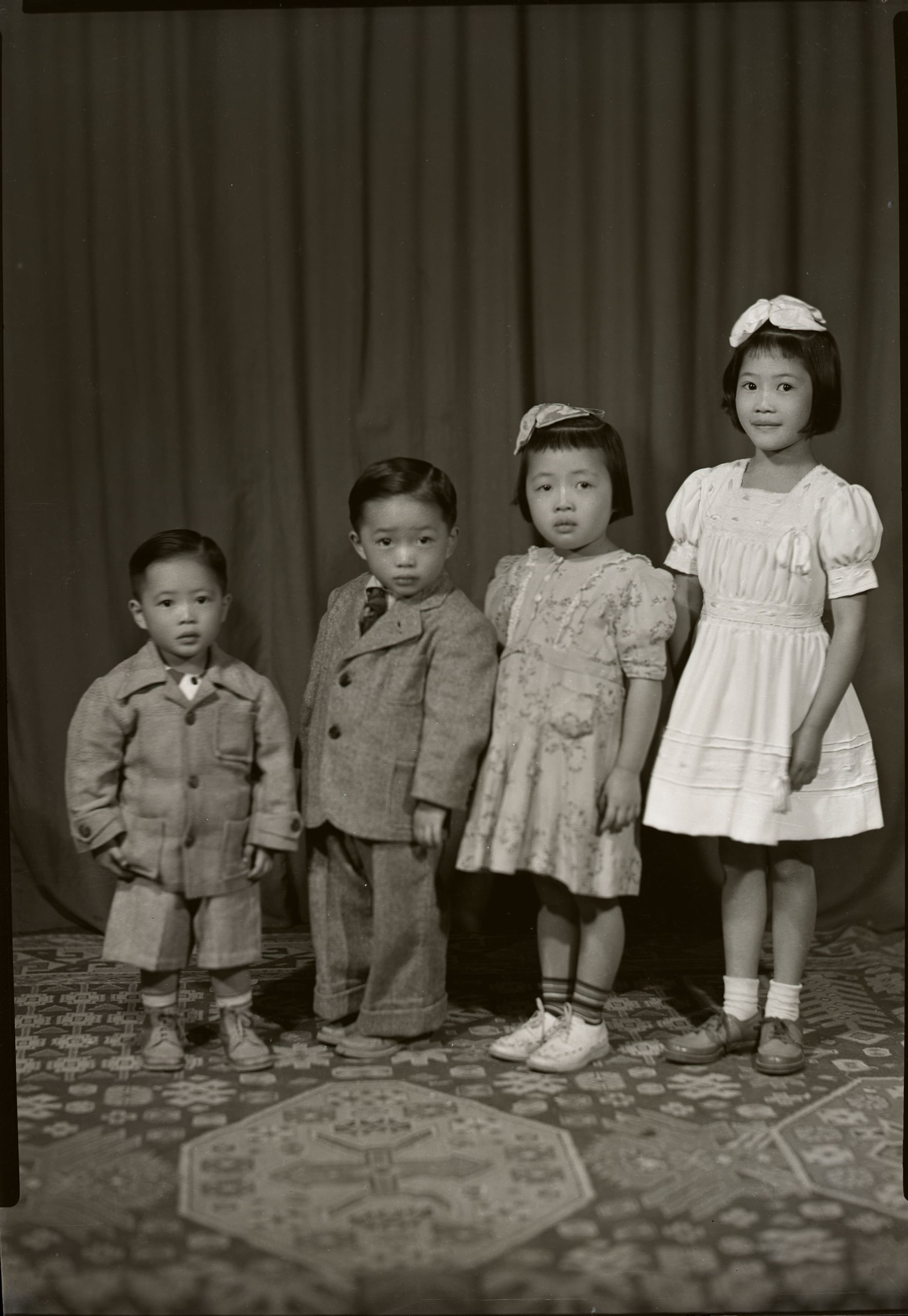 Retrato de estudio de cuatro niños en Fresnillo, mediados del siglo XX