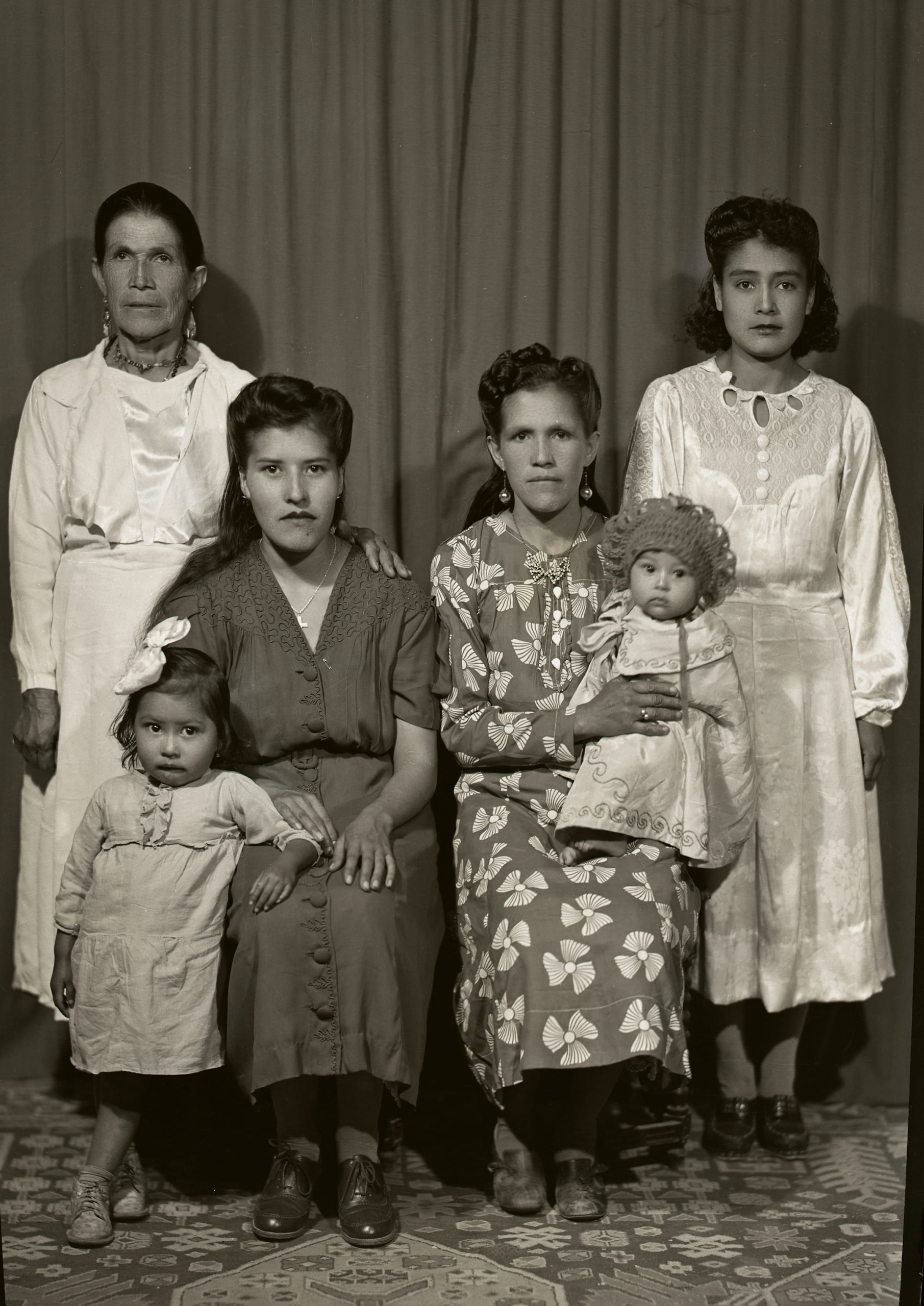 Retrato familiar de seis mujeres en Fresnillo, segunda mitad del siglo XX