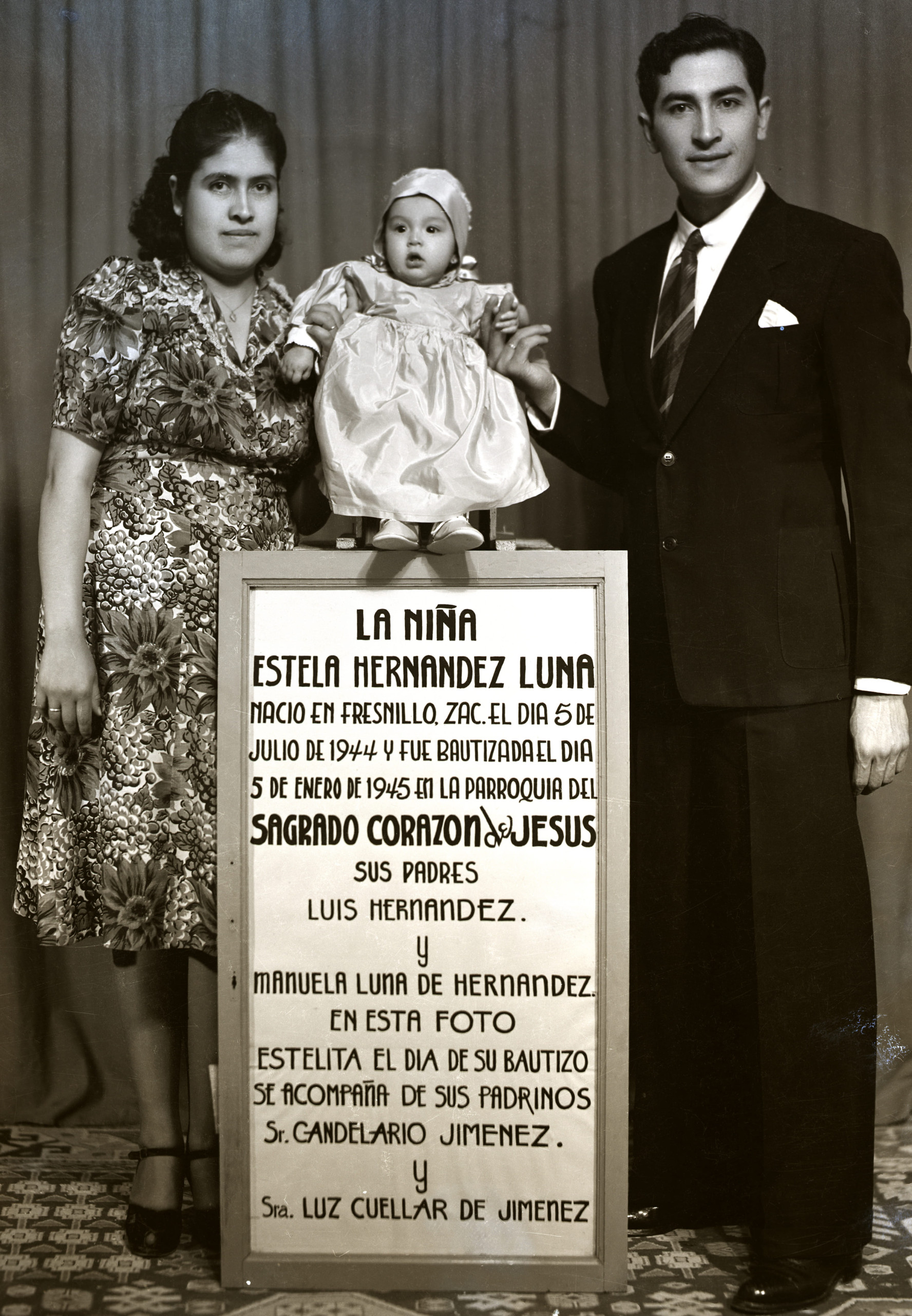Bautizo de Estela Hernández Luna en estudio fotográfico, Fresnillo, 1945