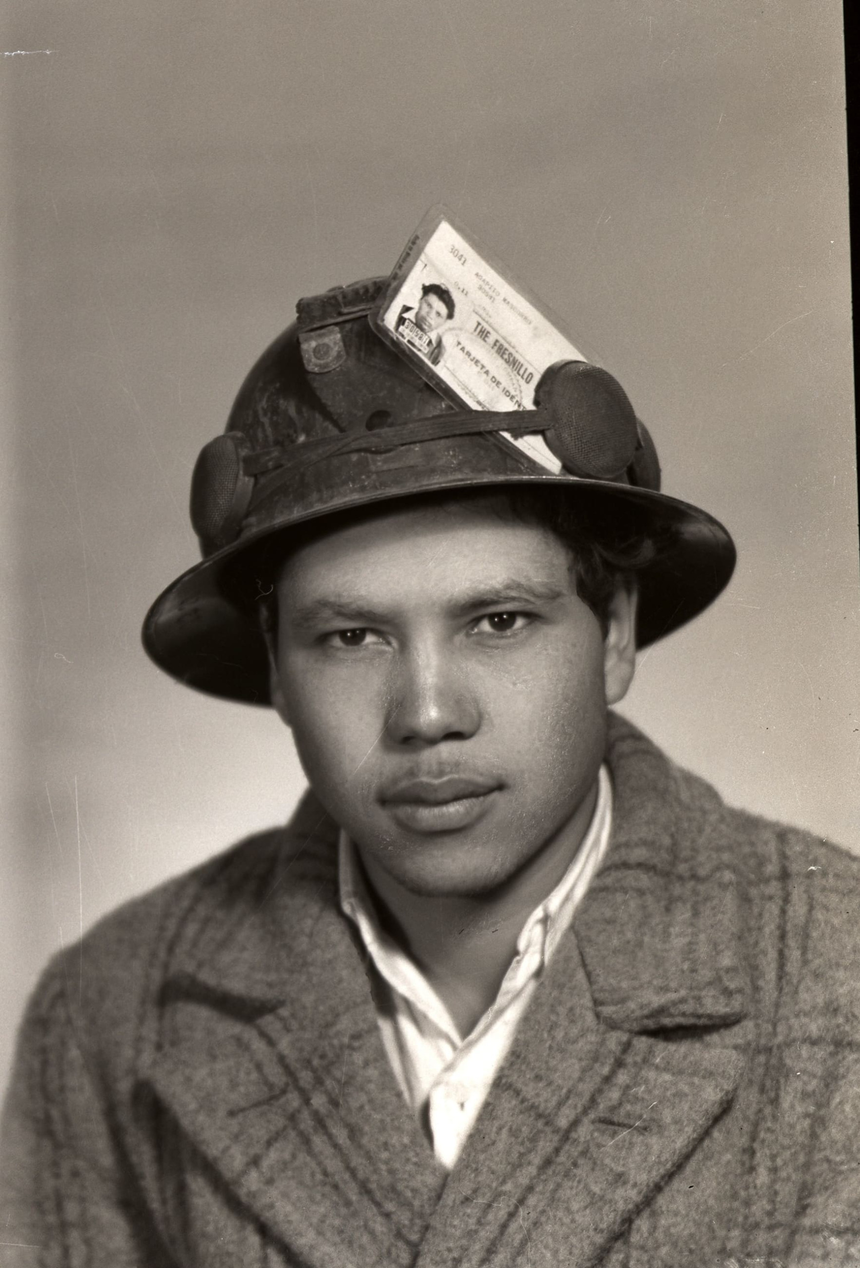 Retrato de joven minero en estudio fotográfico, Fresnillo, siglo XX