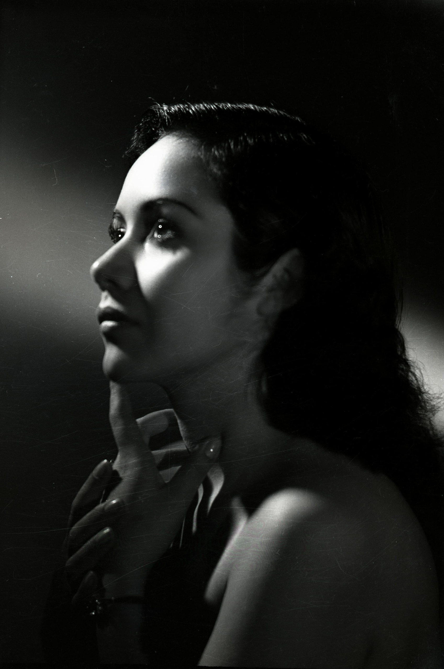 Retrato femenino en tres cuartos con iluminación lateral, Fresnillo, mediados del siglo XX