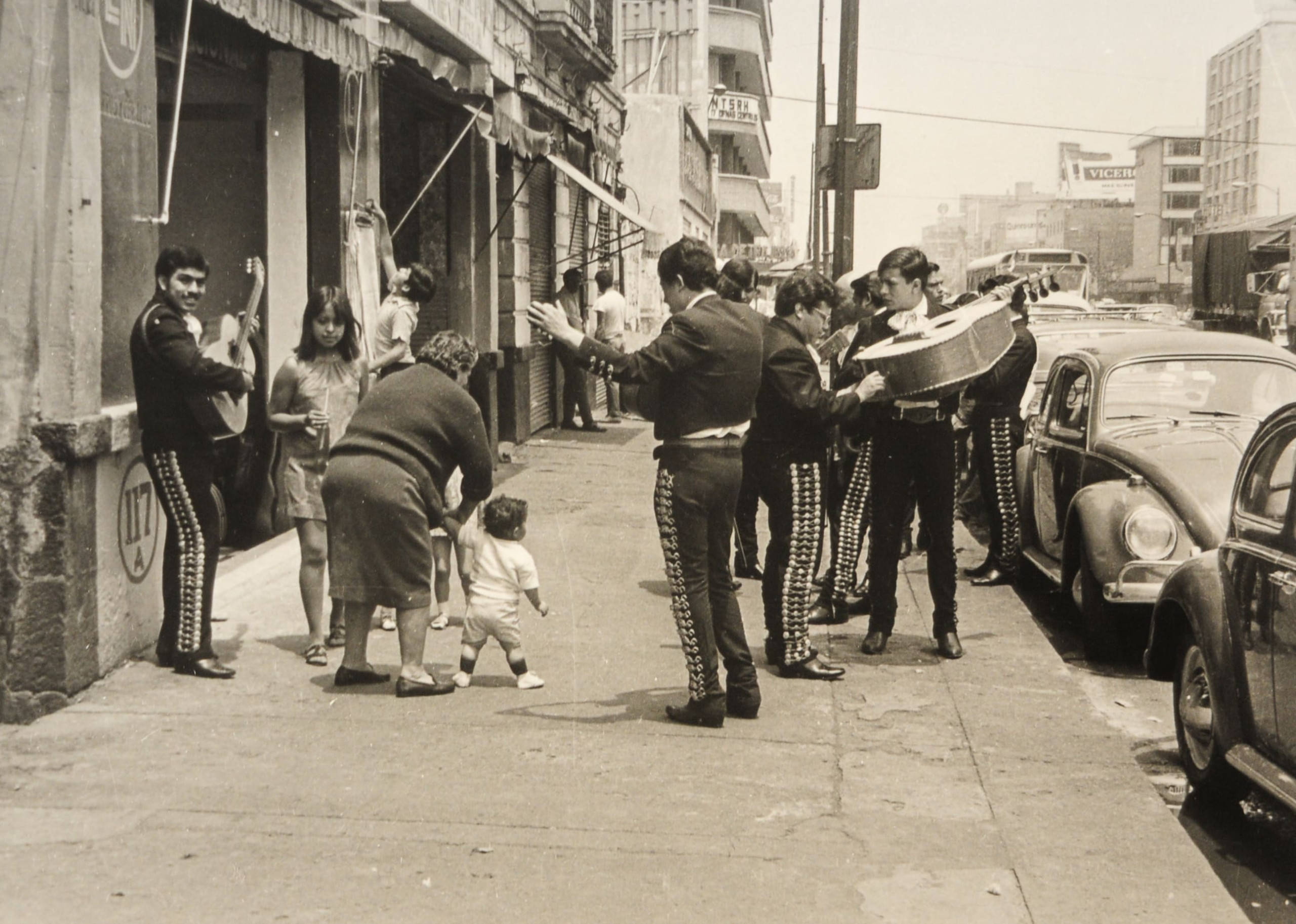 Mariachis en vía pública de la Ciudad de México, década de 1960