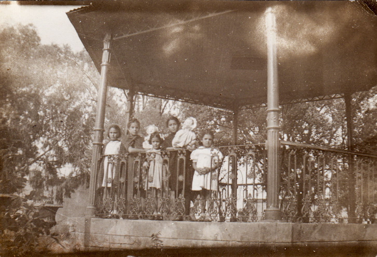 Siete niñas en quiosco de plaza pública de Nieves, década de 1940