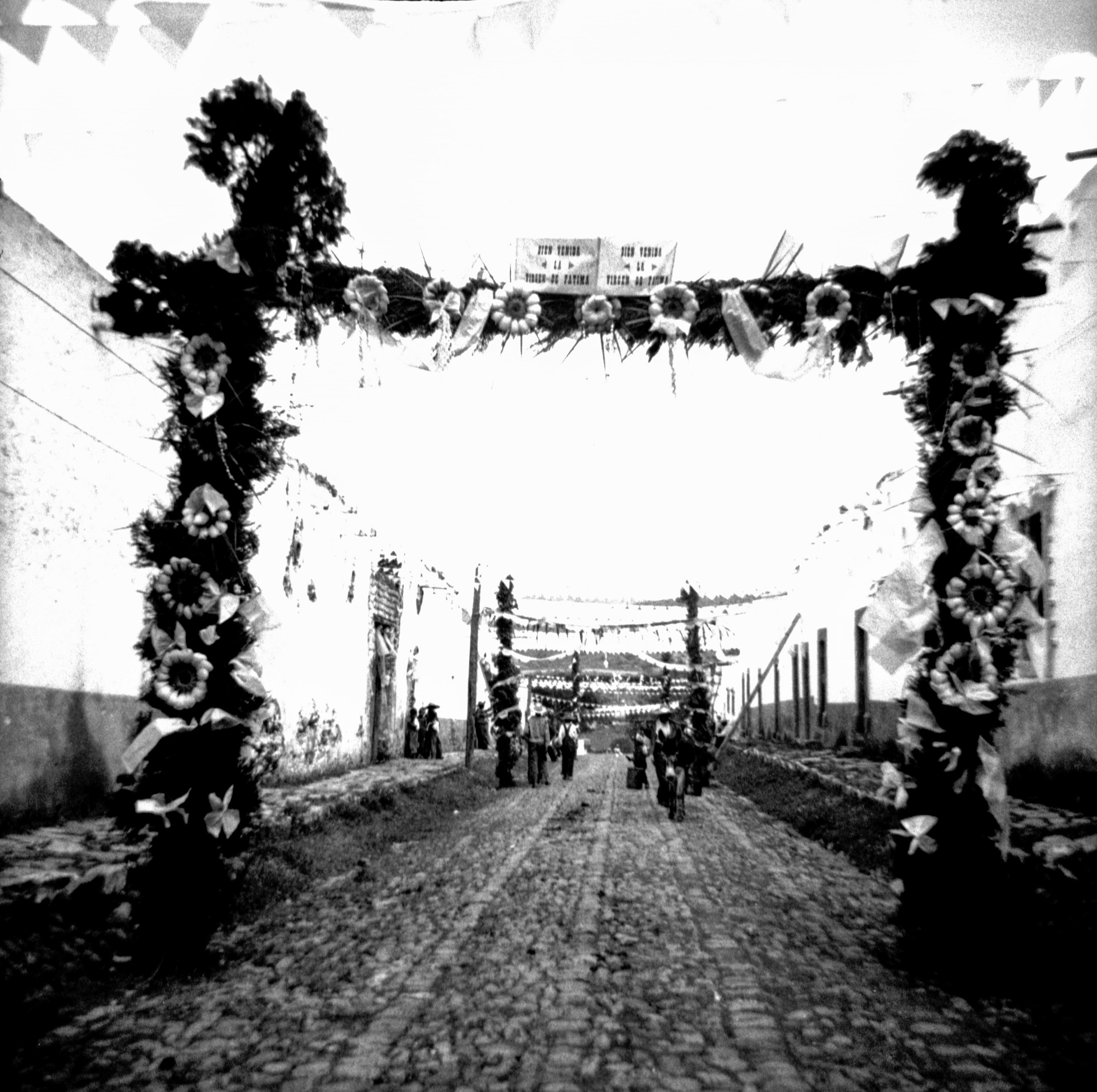 Decoración callejera en Nieves por recepción de la Virgen de Fátima, década de 1940