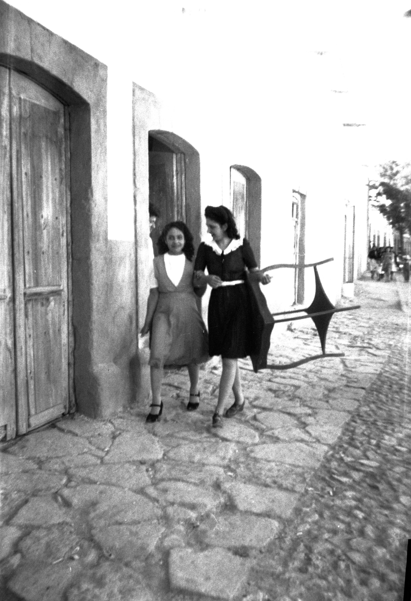 Dos jóvenes en calle empedrada de Nieves, finales de la década de 1940