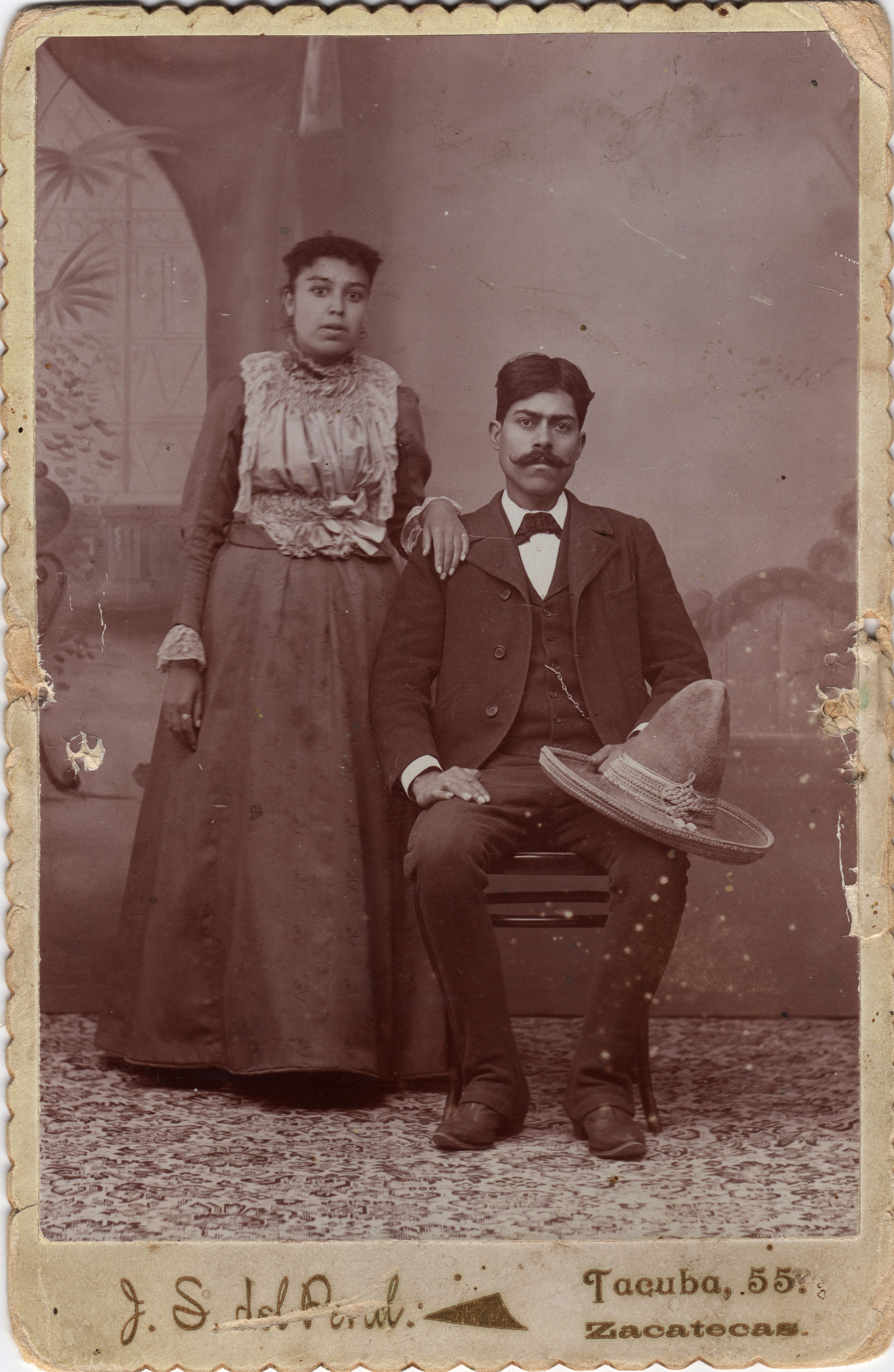 Pareja en estudio J. S. del Peral, Zacatecas, finales del siglo XIX