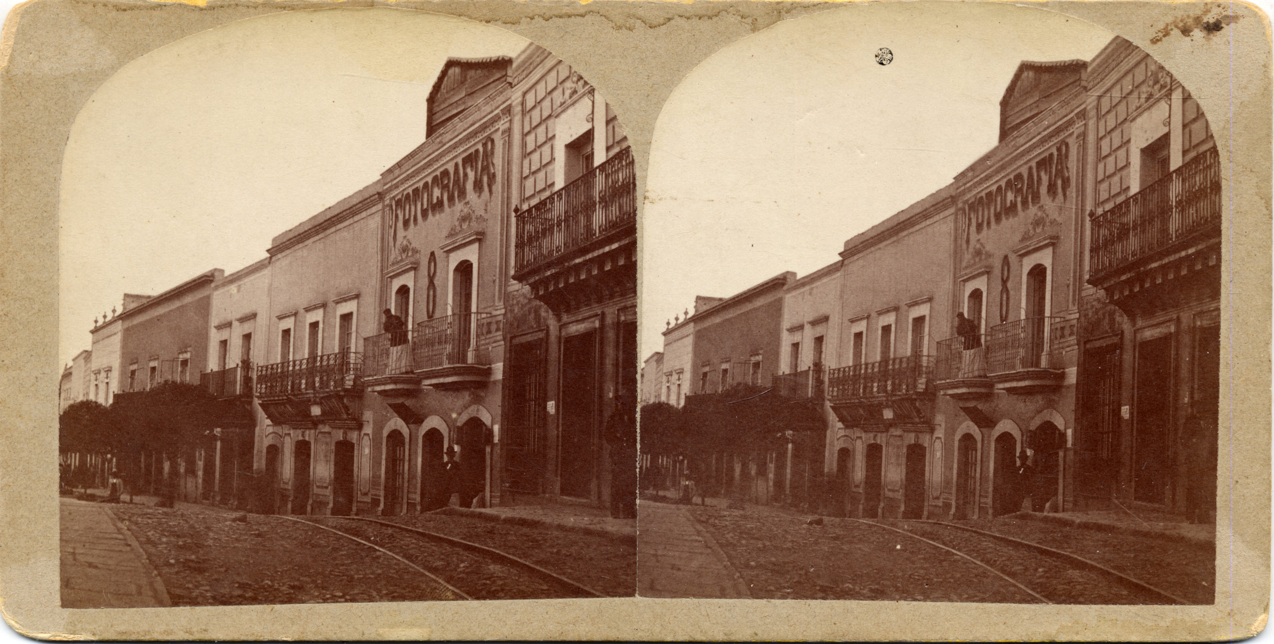 Vista estereoscópica de la calle Tacuba con estudio Fotógrafo A. Barraza, finales del siglo XIX