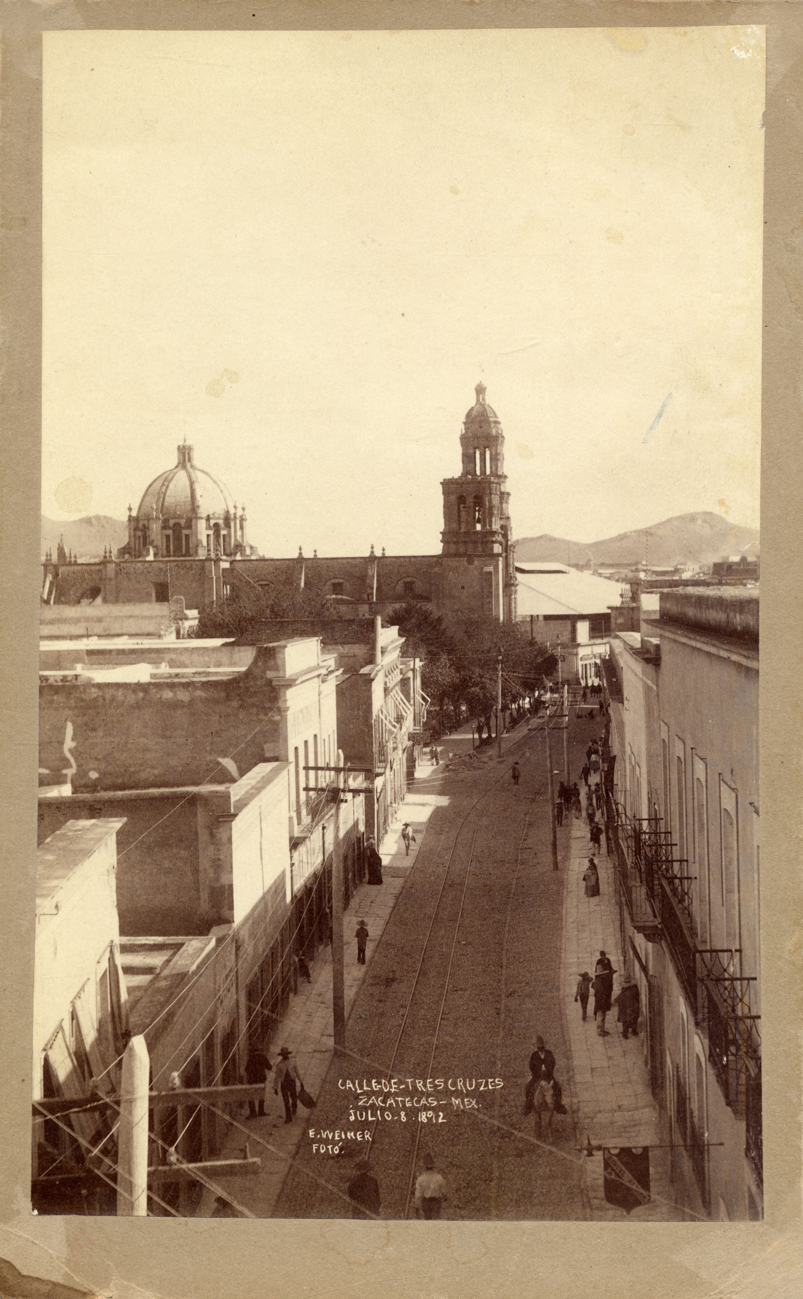 Vista de la calle de las Tres Cruces, actual avenida Hidalgo, Zacatecas, finales del siglo XIX